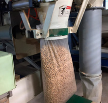 наполнение гранулой мешков по 15 кг